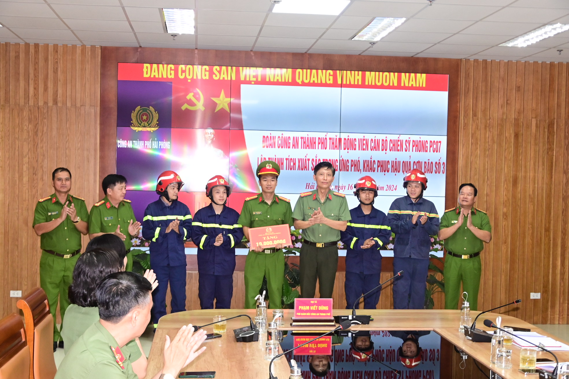 Giám đốc CATP biểu dương, khen thưởng các đơn vị có thành tích trong công tác giúp nhân dân phòng chống, khắc phục hậu quả bão số 3